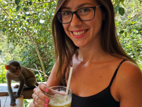 Im Dschungelcafé während ein Affe über das Geländer klettert