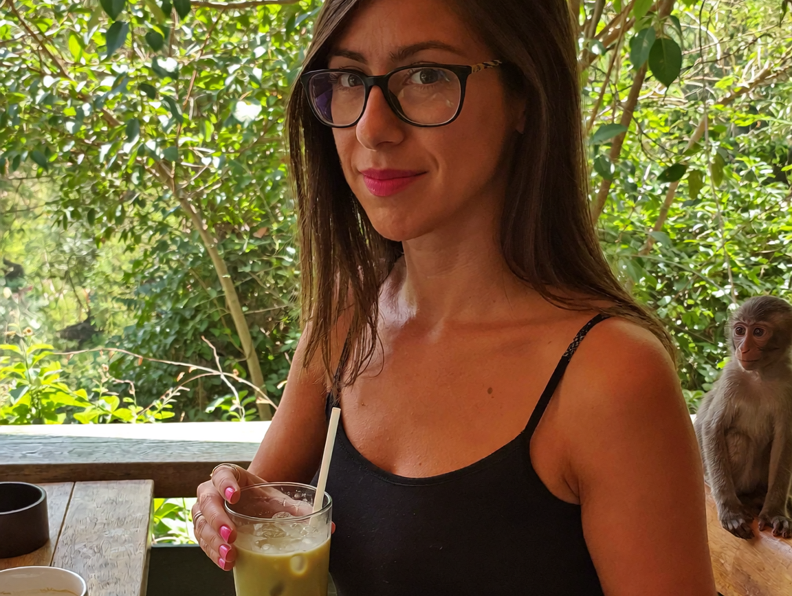 Iced Matcha Latte im Dschungelcafé mit neugierigem Affen