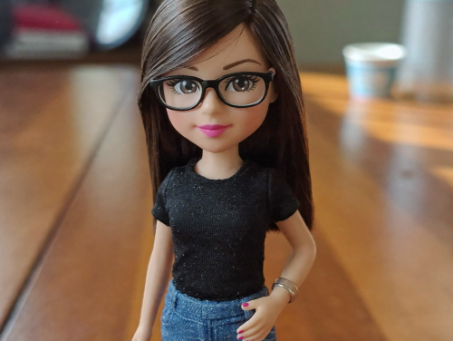 Mini-Figur im Chibi-Style auf Holztisch – fotorealisitisch, detailreicher Look